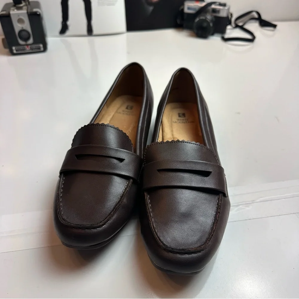 White Mountain 9.5W Brown Penny Loafers Wide Width Moc Toe Preppy Shoes